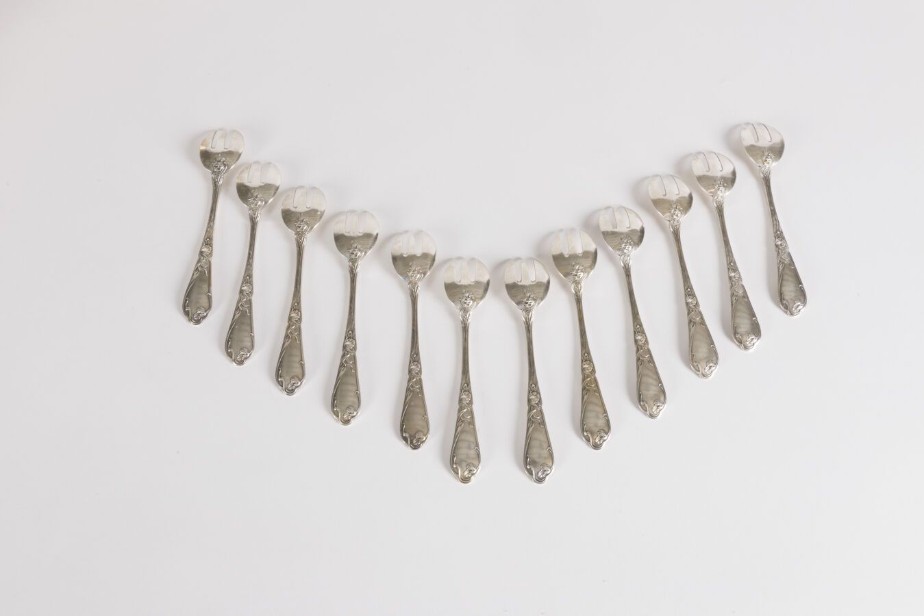 Null Boulenger, douze fourchettes à huîtres en métal argenté Art Nouveau à décor&hellip;