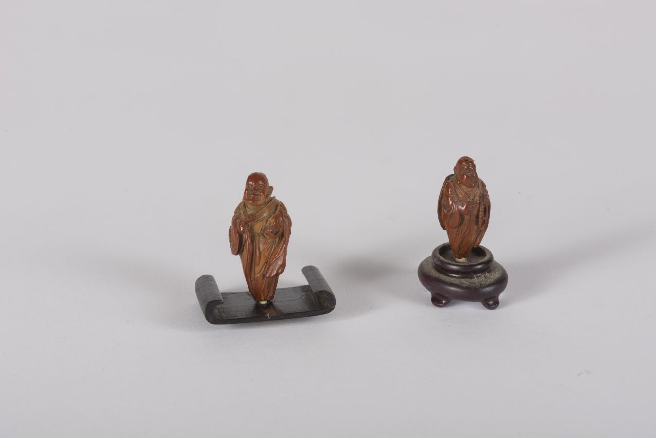 Null 四个雕刻的坚果
中国，20世纪初
其中两个表现了一个站立的罗汉，木质的底座，另外两个一个有镂空的虫子和水果的装饰，另一个有人物场景的装饰
高：2.5和&hellip;