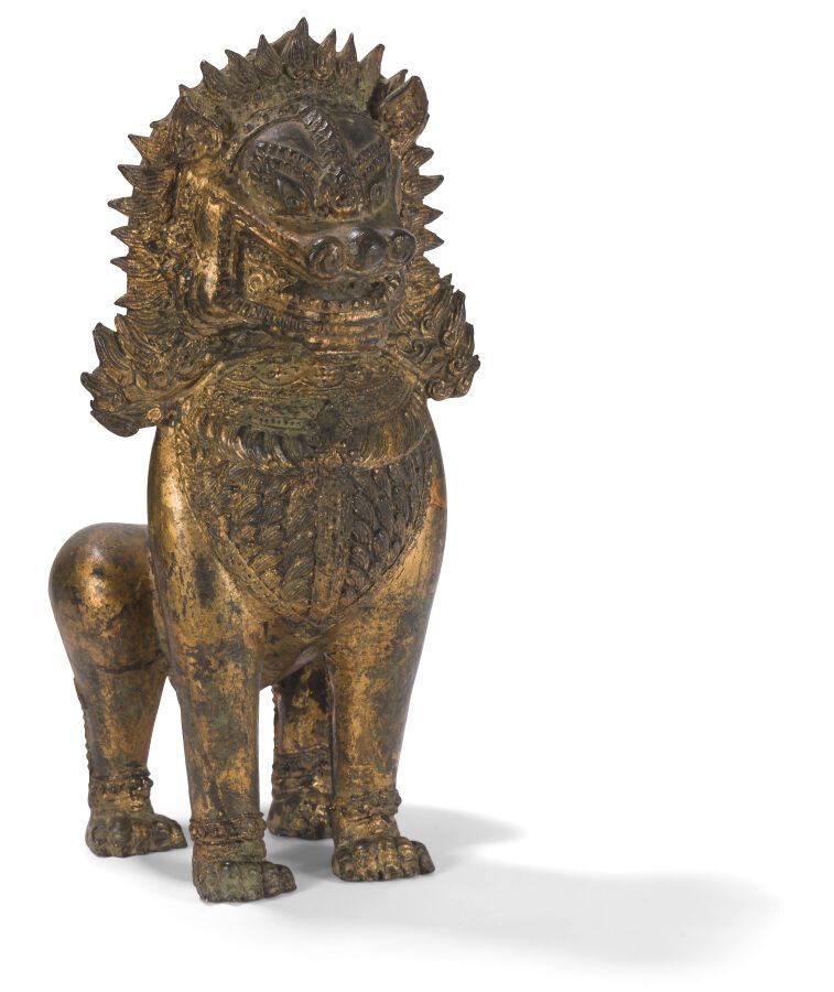 Null Leone in bronzo laccato oro
Thailandia, inizio XX secolo
Seduto con la bocc&hellip;