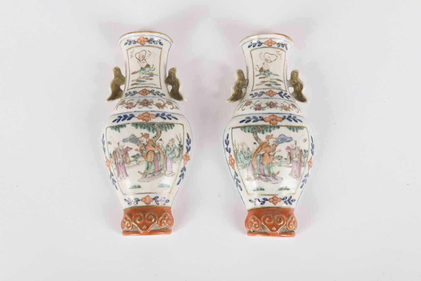 Null 一对多色的瓷质壁炉花瓶
中国，19世纪 
栏杆，搁置在略带浮雕的如意纹的底上，器身绘有三福临门的图案，周围是花和叶子，颈部饰有魁星，饰有两个把手；一个&hellip;