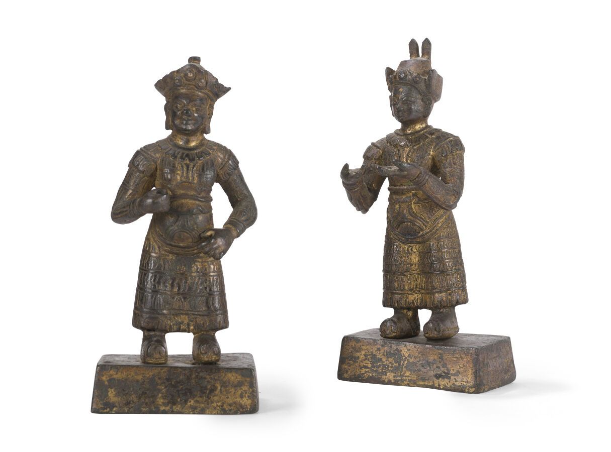 Null 两件青铜守护者雕像
中国，19世纪
站在长方形的底座上，身穿盔甲，戴着帽子，每个人都拿着一个原本的属性。
H.17厘米 

狀況報告:
一個人物的袍子&hellip;