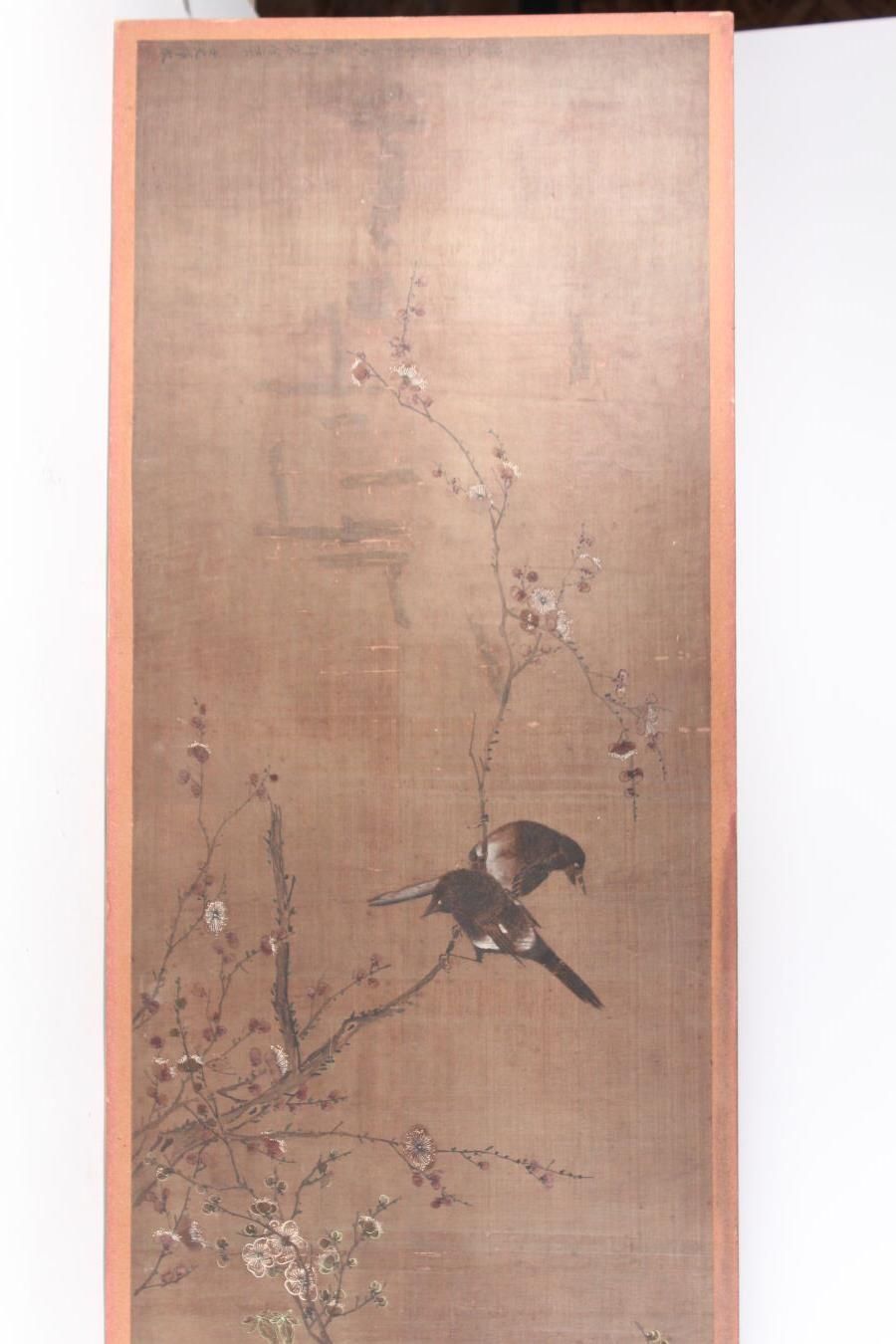 Null 丝绸上的水墨和彩色画
中国，20世纪初
描绘喜鹊栖息在梅花树上，天书签名云冰和印章；磨损，小裂缝，小修复
37 x 160 厘米