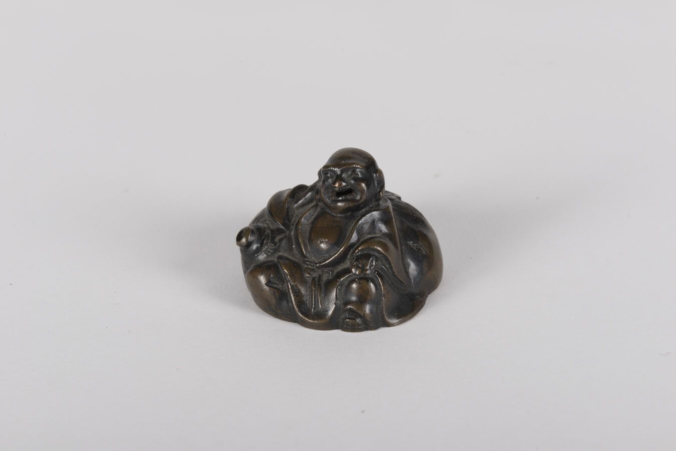 Null 两只青铜滴管
中国，17世纪和19世纪末
第一件有浅浮雕的蜥蜴装饰，第二件是布代的形状
高：5和4.5厘米，长：8和6厘米