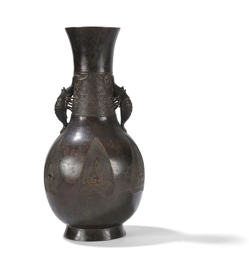 Null 青铜花瓶
中国，明朝（1368-1644年）
拱形的瓶身饰有风格化的叶子，颈部饰有卐字形的图案，并饰有两个小龙虾形成的把手 
高度：23.5厘米