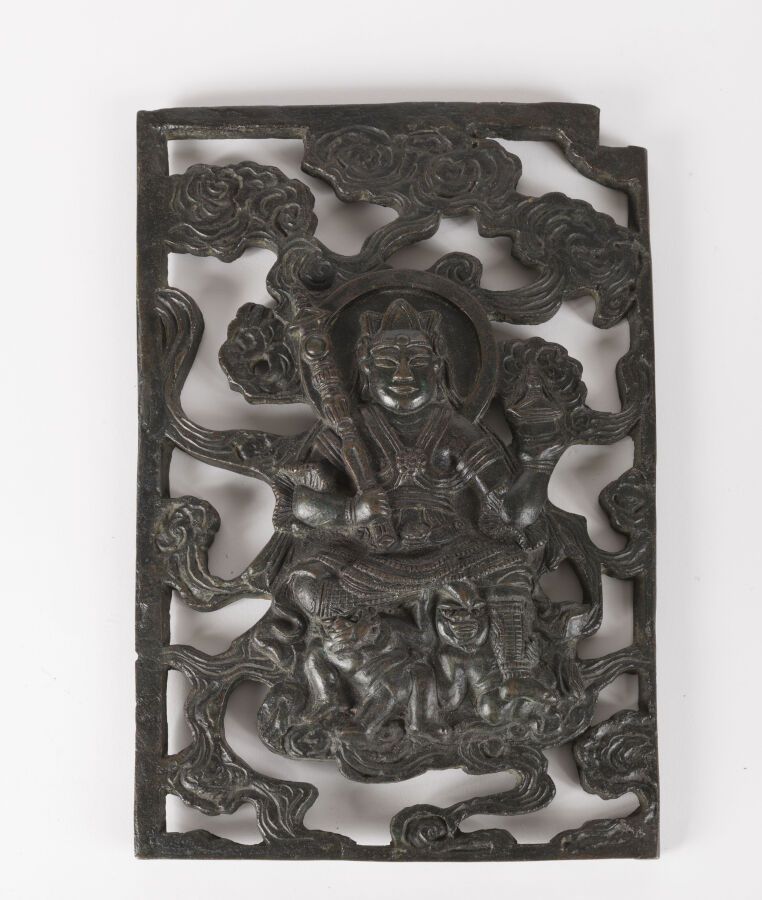 Null 青铜牌匾 
西藏，19世纪末
长方形，有镂空装饰的神灵坐在两个人身上，手持佛塔和祭祀权杖，周围有云雾缭绕
尺寸：33 x 22厘米