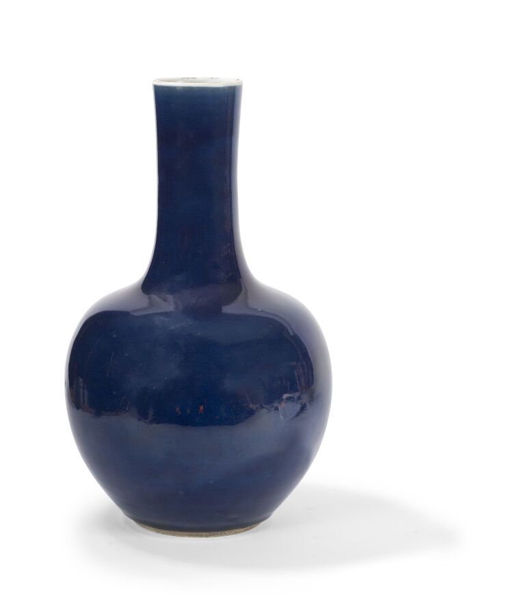 Null 蓝色单色瓷器田秋萍花瓶
中国，19世纪
球状的身体，上面有一个管状的颈部，覆盖着美丽的午夜蓝釉；边缘有缺口和轻微的裂缝，有红漆的痕迹
H.37.8厘米&hellip;