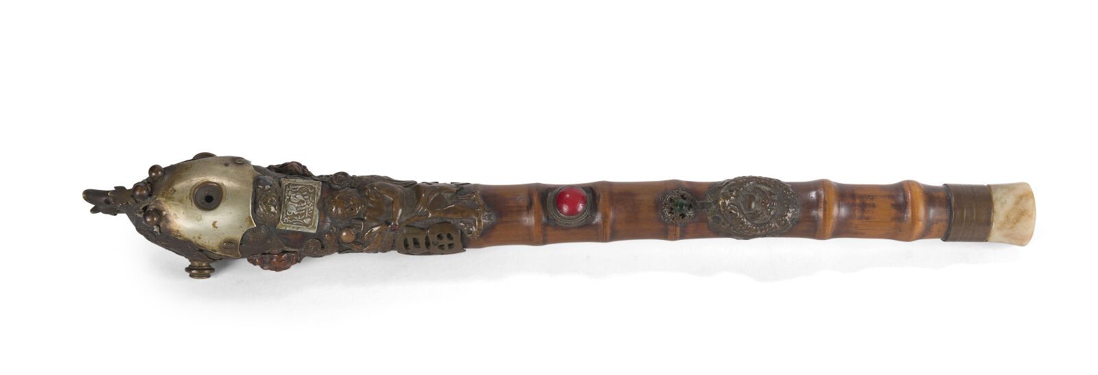 Null 竹、铜、石镶嵌的鸦片烟斗 
中国，20世纪初
一端装饰有基督教的图案，轴上有一只蟾蜍
长度：38厘米