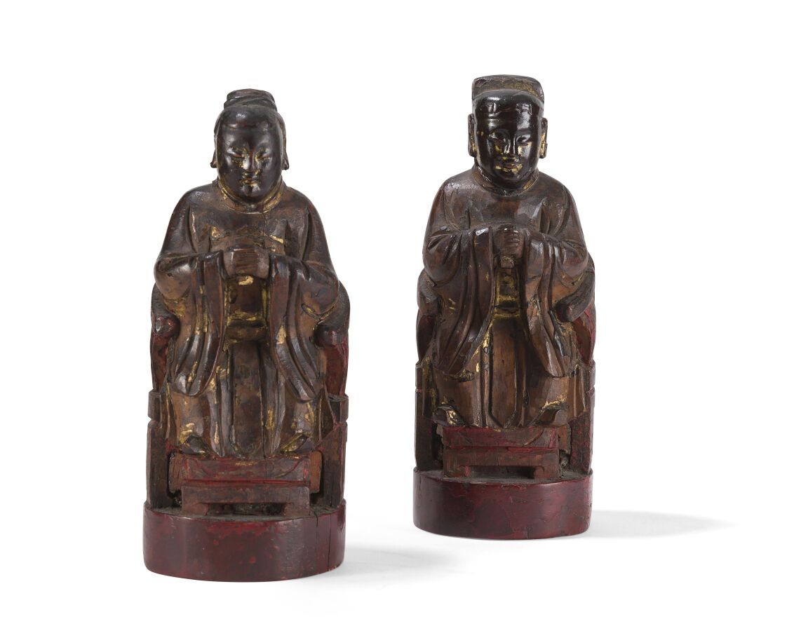 Null 两件金红漆木雕政要像
中国，19世纪
坐在扶手椅上，身穿长袍，双手合十；佩戴
H.16和16.5厘米

狀況報告。
如预期的旧磨损