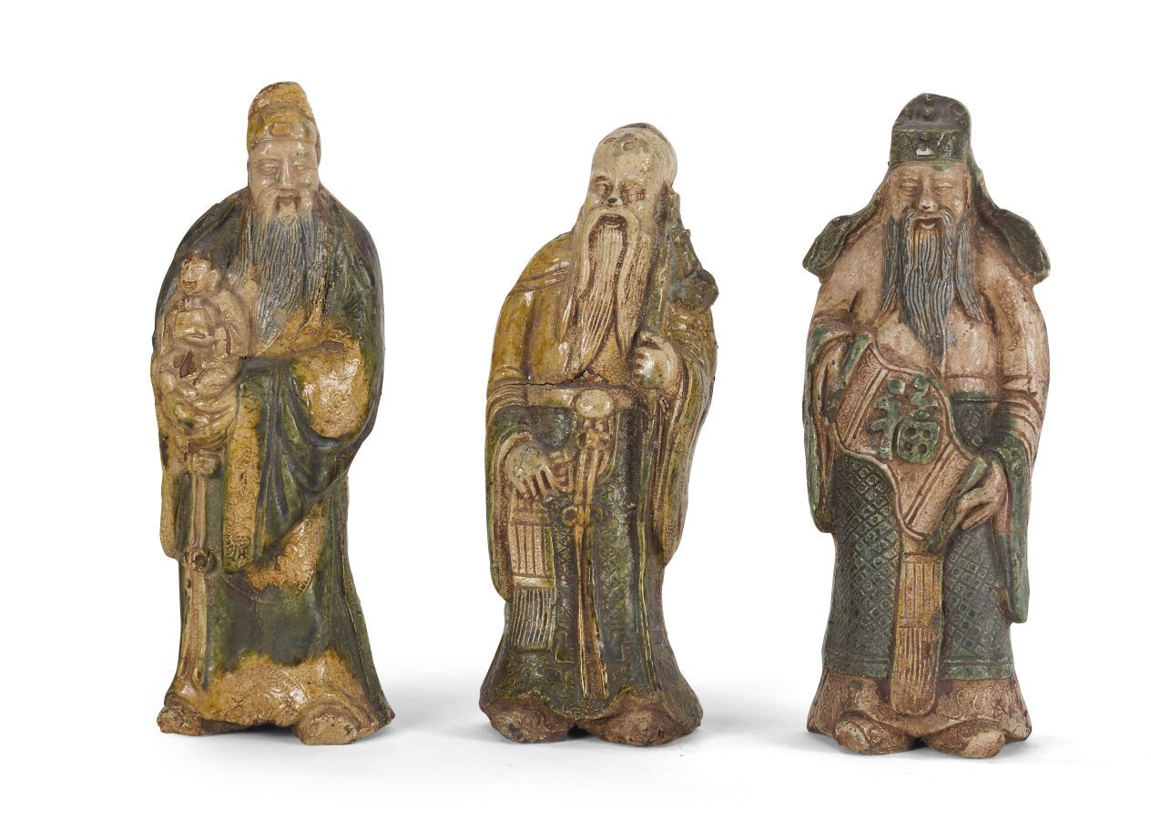 Null Tre statuette di immortali in grès smaltato
Cina, fine del XIX secolo
Raffi&hellip;
