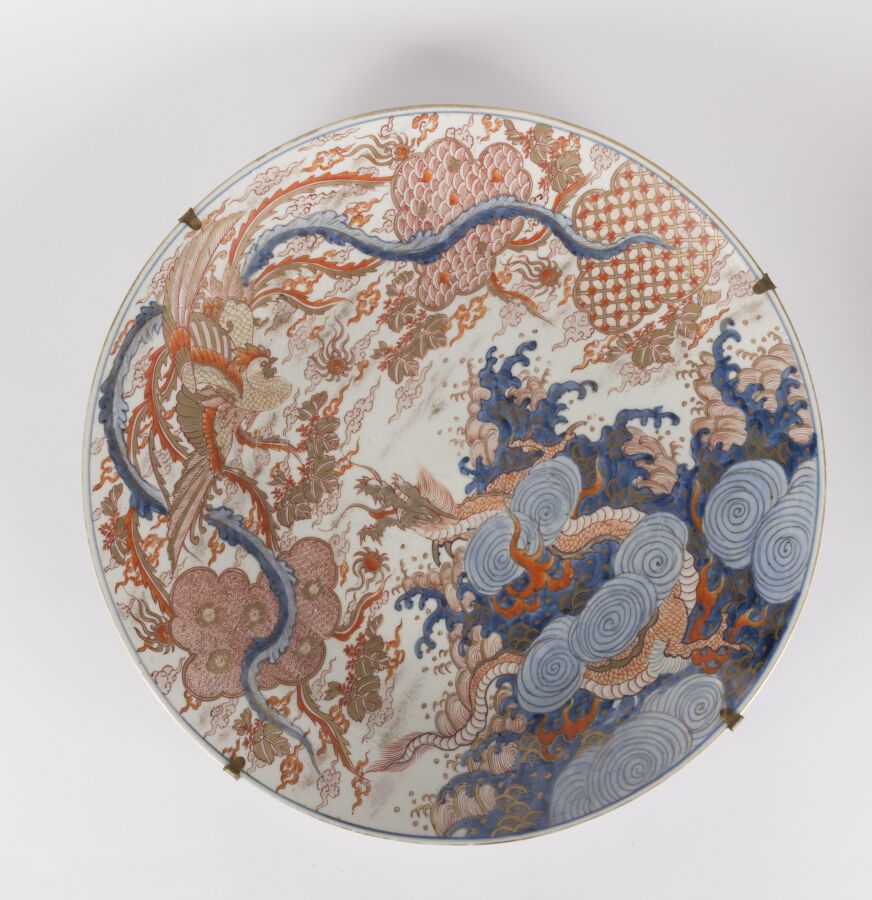 Null Large Imari porcelain dish 
Japan, 19th century
Decorated with a dragon mov&hellip;