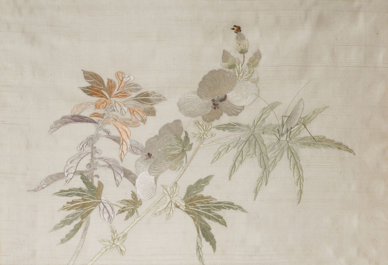 Null 绣花的丝绸面板
中国，19世纪末/20世纪初
饰以花枝和蚱蜢，用玻璃装框 
外观尺寸：34.5 x 49.5厘米