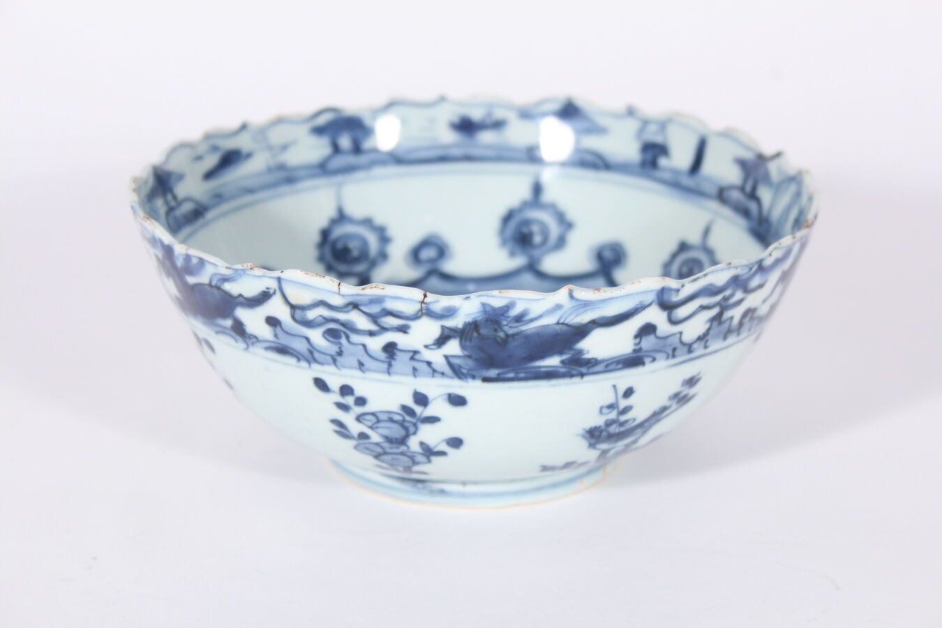 Null Cuenco de porcelana azul y blanca
China, siglos XVI-XVII
Decorado con un me&hellip;