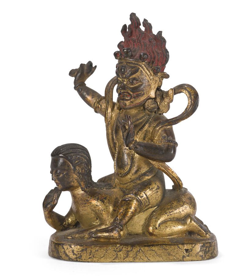 Null 镀金的神灵铜像 
西藏，18世纪
坐在四条腿上，右臂举起，手持金刚杵，面带威胁，头发在五骷髅头冠后扬起红色火焰，戴着项链，穿着围巾；手部有小的铸造缺陷&hellip;