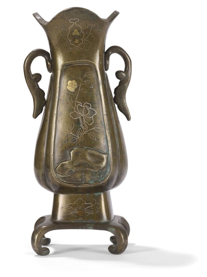 Null 镶嵌银和金的小花瓶
印度支那，20世纪初
坐落在一个四角形的底座上，瓶身装饰有佛塔图案、花朵和岩石，手柄为卷轴形式
高度：20厘米