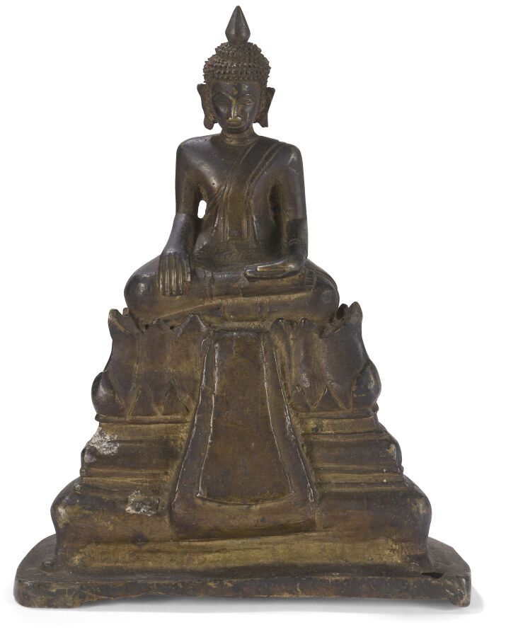 Null 青铜佛像
泰国，19世纪
描绘了坐在一个层层叠叠的底座上，身穿Dhoti，头发呈卷曲状，顶部有火焰
高度：25厘米