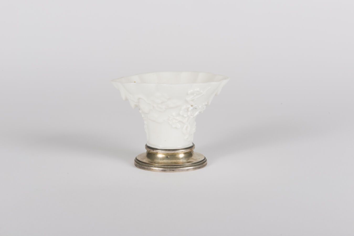 Null 中国白瓷酹酒杯 
中国，康熙时期（1662-1722年）
犀牛角雕花碗，浅浮雕梅花装饰，银装，有Minerva标记
H.7,9厘米