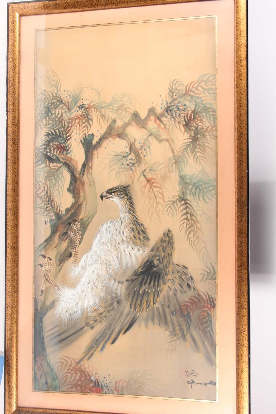 Null 水墨和水粉画在丝绸上 
日本，20世纪
装饰着一只栖息在树上的鹰，右上方有签名和印章
41 x 80厘米