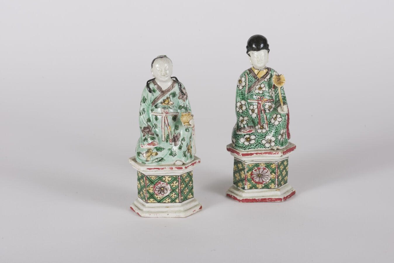 Null 两件青花瓷仙人像
中国，康熙时期（1662-1722年）
坐在高的六角形底座上，身穿长袍，一个拿着荷叶，另一个拿着花瓶；有小缺口
高：15,5和15厘&hellip;