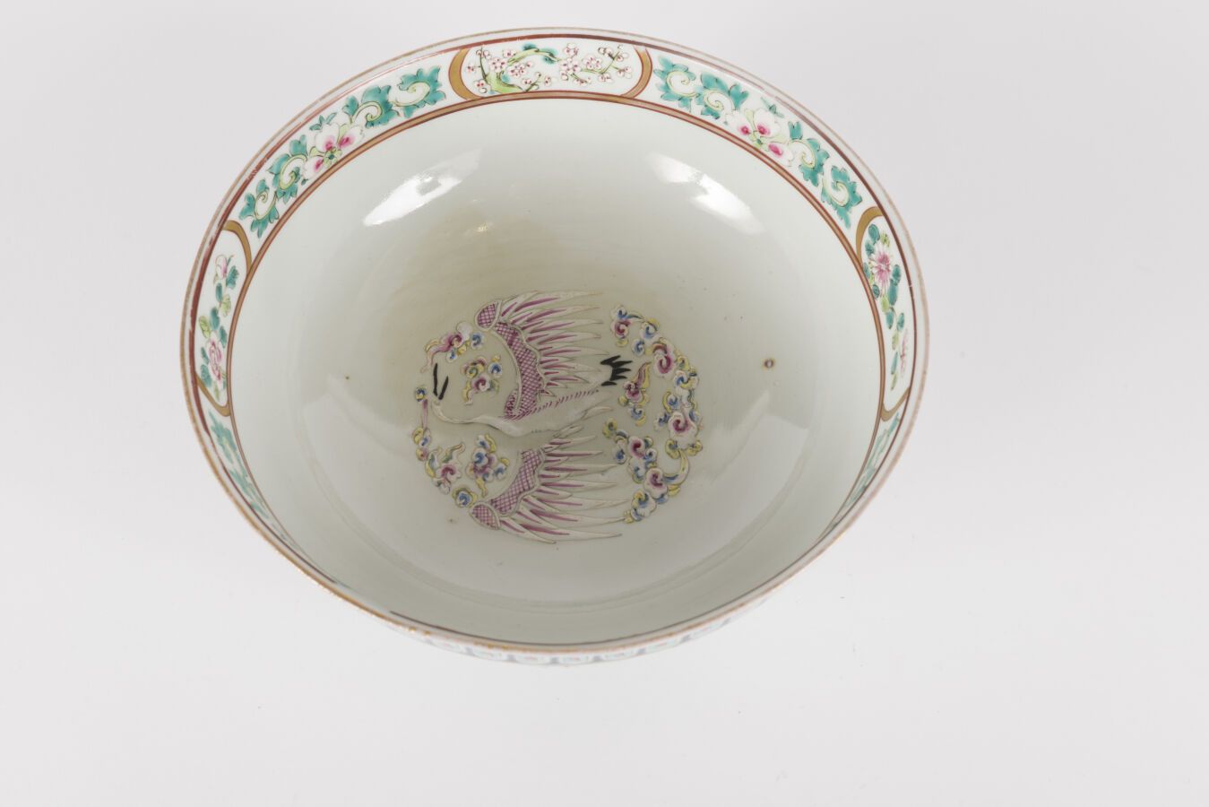 Null Cuenco de porcelana policromada
China, principios del siglo XX
Interior dec&hellip;