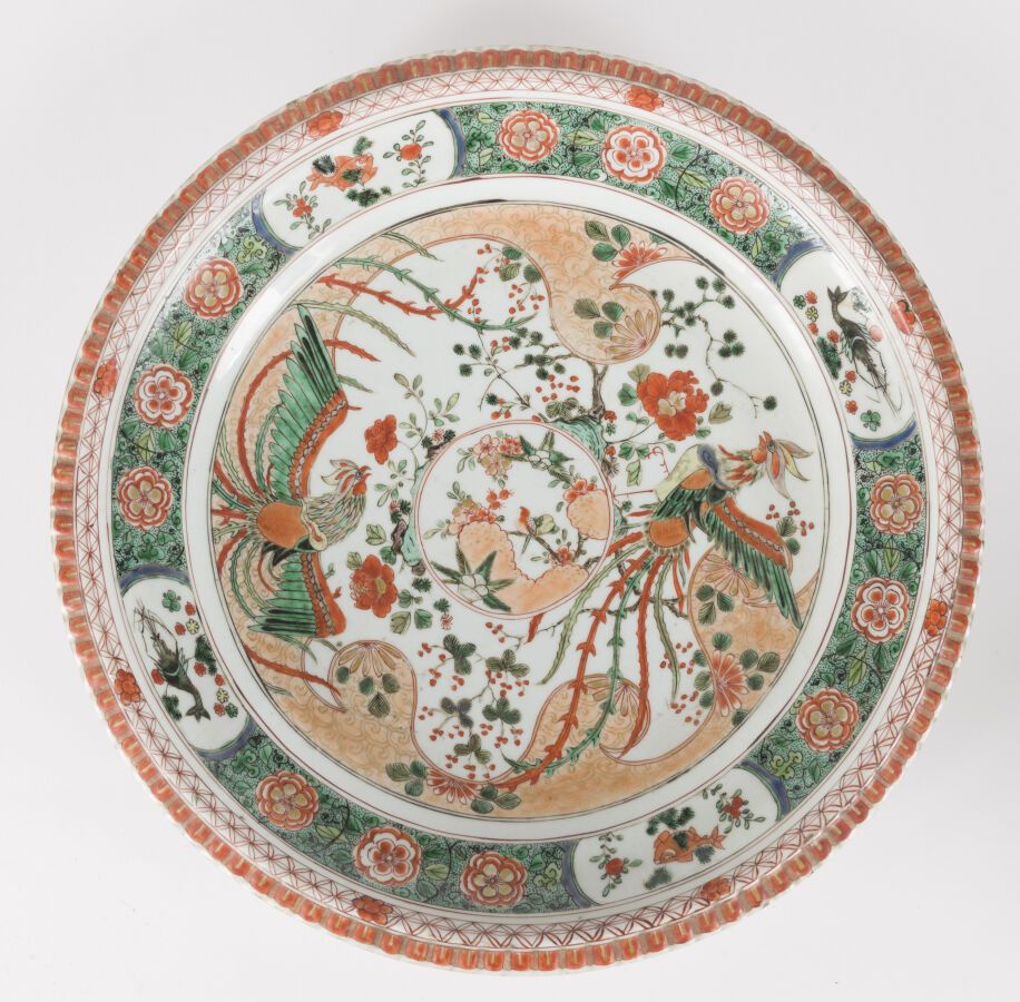 Null 绿色家族大瓷盘
中国，康熙时期 (1662-1722)
中央有两只凤凰和花朵的装饰，盏上有龙虾和鱼的图样，背景是花和叶子；有小的缺口和珐琅的缺口
尺寸&hellip;