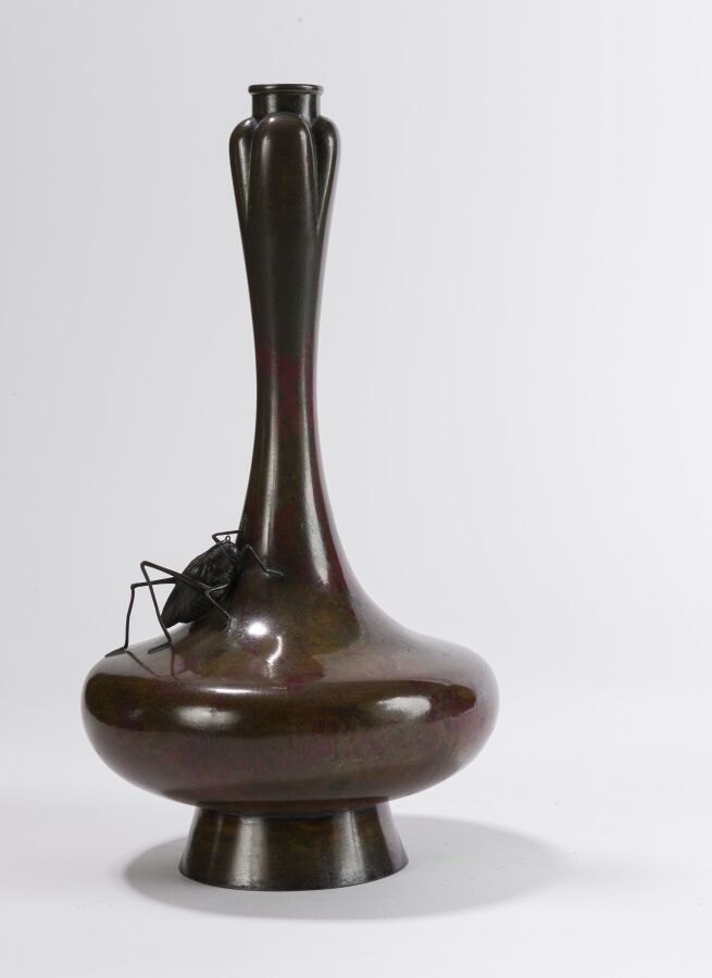 Null 青铜花瓶 
日本，明治时期 (1868-1912)
膨胀的瓶身，顶部是长长的颈部，一只浮雕蟋蟀爬在肩上，底部有"? 
H.29.2厘米

狀況報告:
&hellip;
