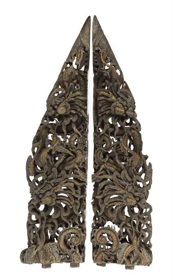 Null 两个多色木制建筑构件
印度尼西亚，18/19世纪
带有镂空雕刻的龙的装饰
高度：133厘米
