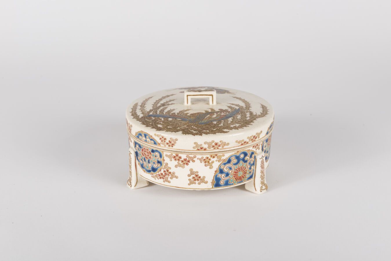 Null 萨摩陶器盖盒
日本，明治时期 (1868-1912)
圆形，站在三个小脚上，盖子的顶部装饰着一只飞翔的凤凰，底部有Kotobuki标记 
直径：16厘&hellip;