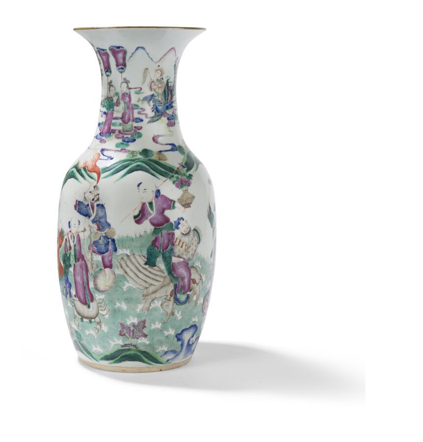 Null 玫瑰花瓷花瓶 
中国，20世纪初。
阳台形状，装饰有八个道教仙人渡河。
高：44,5厘米。
(颈部有修复痕迹）。