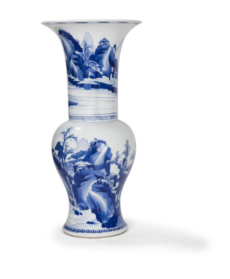 Null Vase yenyen en porcelaine bleu blanc
Chine, époque Kangxi, XVIIe siècle
Bal&hellip;