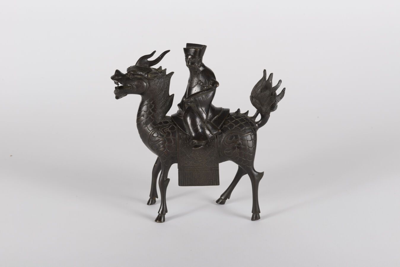 Null 青铜器组 
中国，19世纪
表现一个骑着麒麟的神仙，手持如意宝杖
高：21厘米，长：20厘米