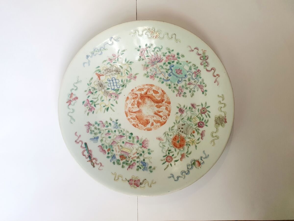 Null Plat en porcelaine polychrome 
Chine, fin du XIXe siècle
Orné d'emblèmes bo&hellip;