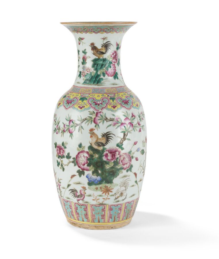 Null 多彩瓷器花瓶
中国，20世纪初
栏杆，装饰着花果间的公鸡
H.42厘米