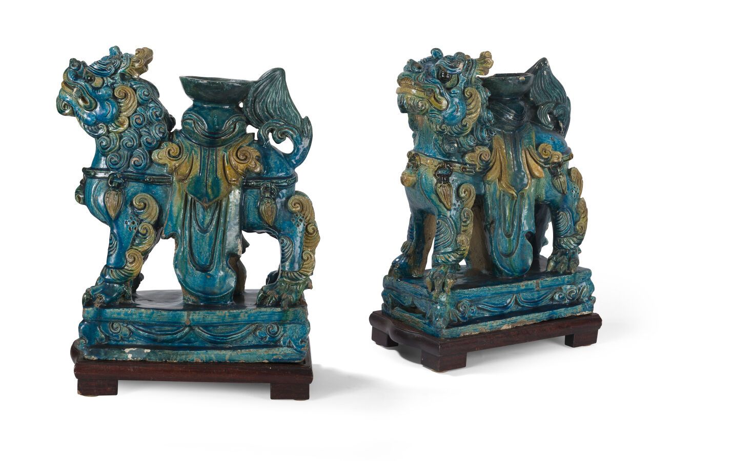 Null Paire de bougeoirs en forme de lions bouddhiques 
Chine, XVIIème siècle
H. &hellip;