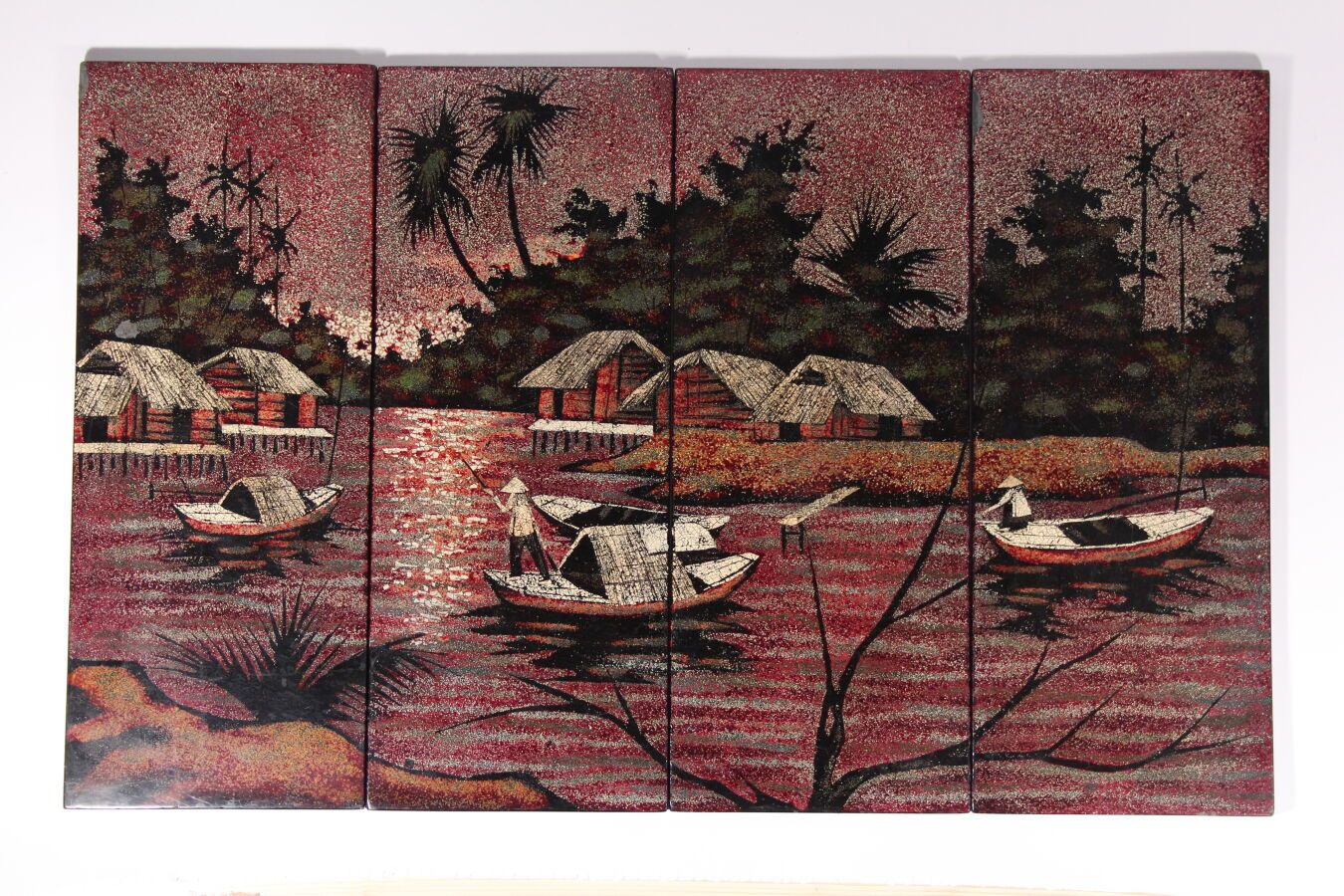 Null 小四幅漆器和蛋壳屏风
越南，20世纪
描绘了湄公河上的渔民生活
一张的尺寸：49.5 x 20厘米