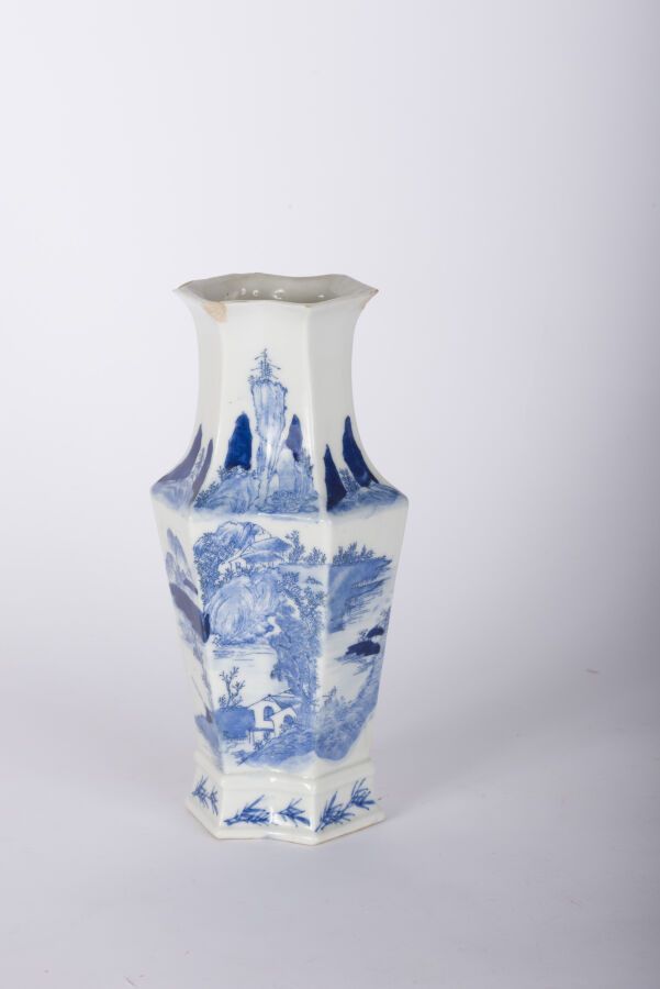Null Double vase losangé en porcelaine bleu blanc 
Chine, fin du XIXe siècle
Bal&hellip;