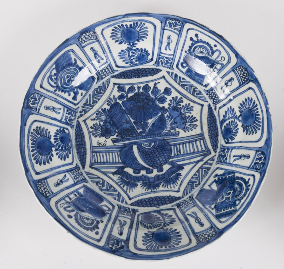 Null 大青花瓷盘
中国，克拉玛依，万历年间（1573-1620年）
中央装饰有裂纹的徽章，装饰有花篮，周围有辐射状的水果刻痕和纹饰；有小的珐琅彩碎片
尺寸：&hellip;