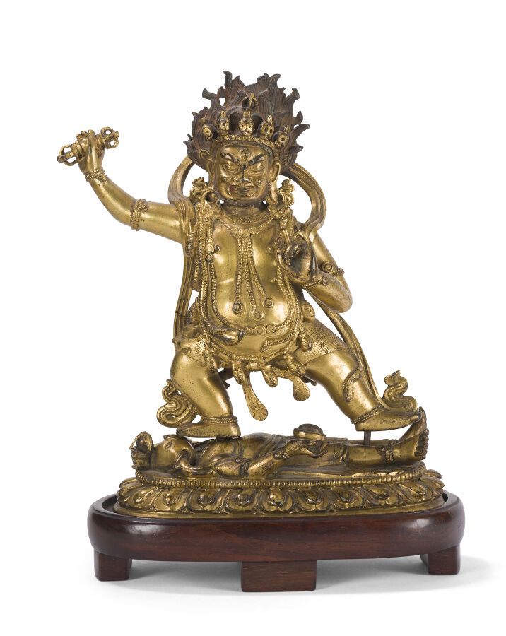 Null 金刚手菩萨镀金铜像
西藏，18世纪
描绘了站在pratyalidhasana中，在一个莲花状的底座上压着一个躺着的象头像，他的右臂举起并拿着一个金刚杵&hellip;