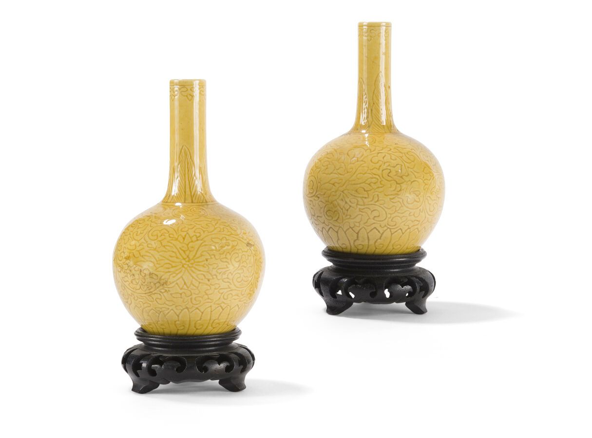 Null 一对黄色单色瓷器小花瓶
中国，20世纪
球状的瓶身，装饰有花和叶子，管状的颈部装饰有香蕉叶子，底部有乾隆的天启款
H.10.5厘米