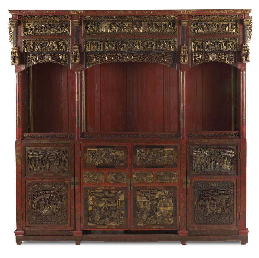 Null Cabinet de présentation en bois laqué or et rouge
Chine, Ningbo, fin du XIX&hellip;