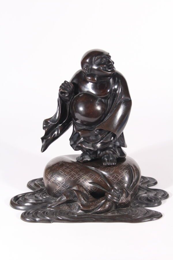 Null Statuette de Hotei en bronze incrusté d'argent
Japon, début du XXe siècle
R&hellip;