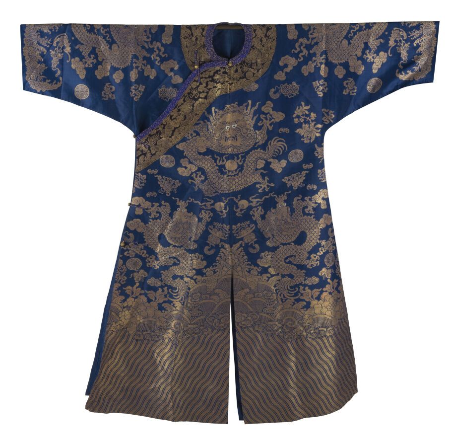 Null 蓝色梭织丝绸夏装
中国，光绪年间 (1875-1908)
在火焰珠、云彩、蝙蝠和八吉祥佛像中用金线装饰八条大五爪龙，上面是波涛汹涌的岩石；剪裁袖子