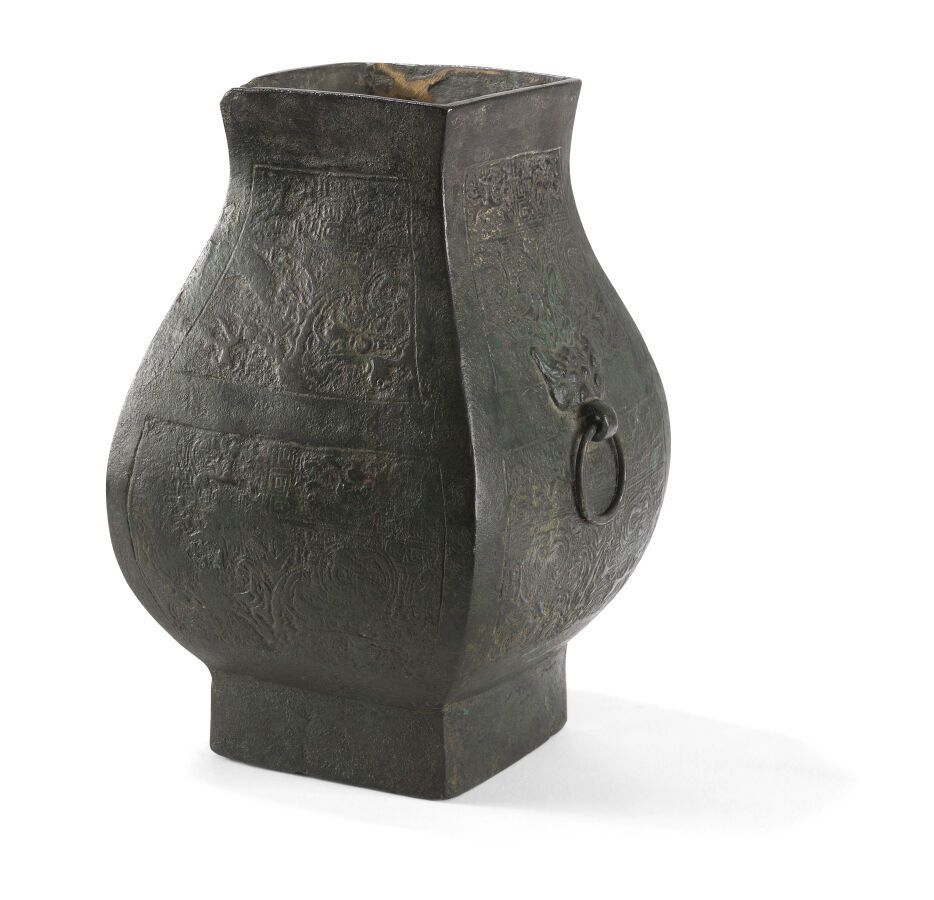 Null 青铜胡瓶
中国，明代早期（1368-1644年）
方形栏杆，装饰有古代图案的刻痕，把手是微微浮雕的饕餮头的形式，支撑着移动的环。
H.23厘米

出处&hellip;