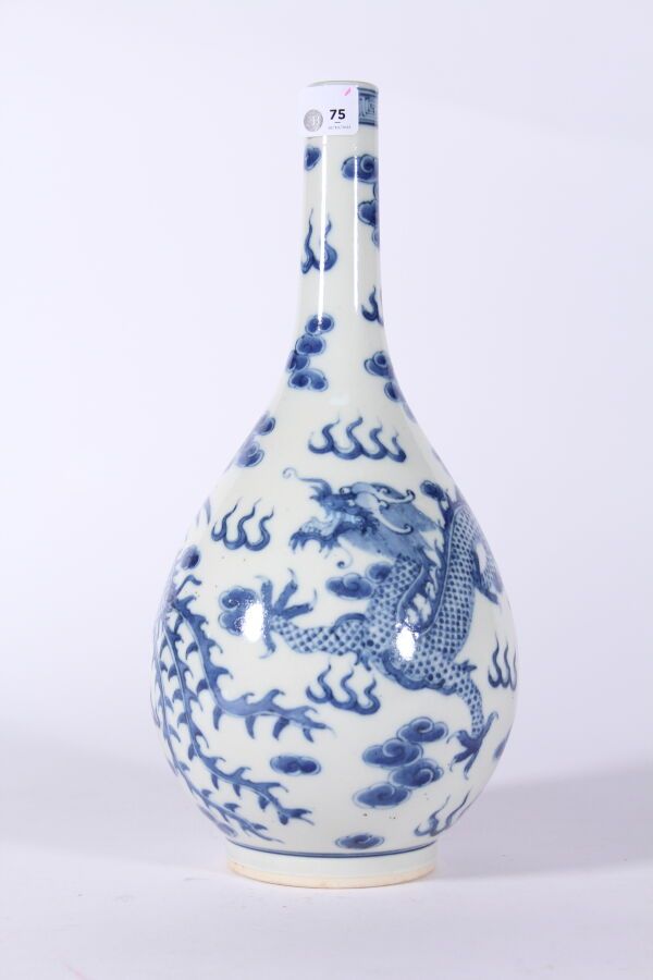 Null 青白瓷花瓶
中国或越南，19世纪
梨形，装饰有云彩和火焰中的凤凰和龙，颈部边缘装饰有希腊人的门楣图案 
高度：31厘米