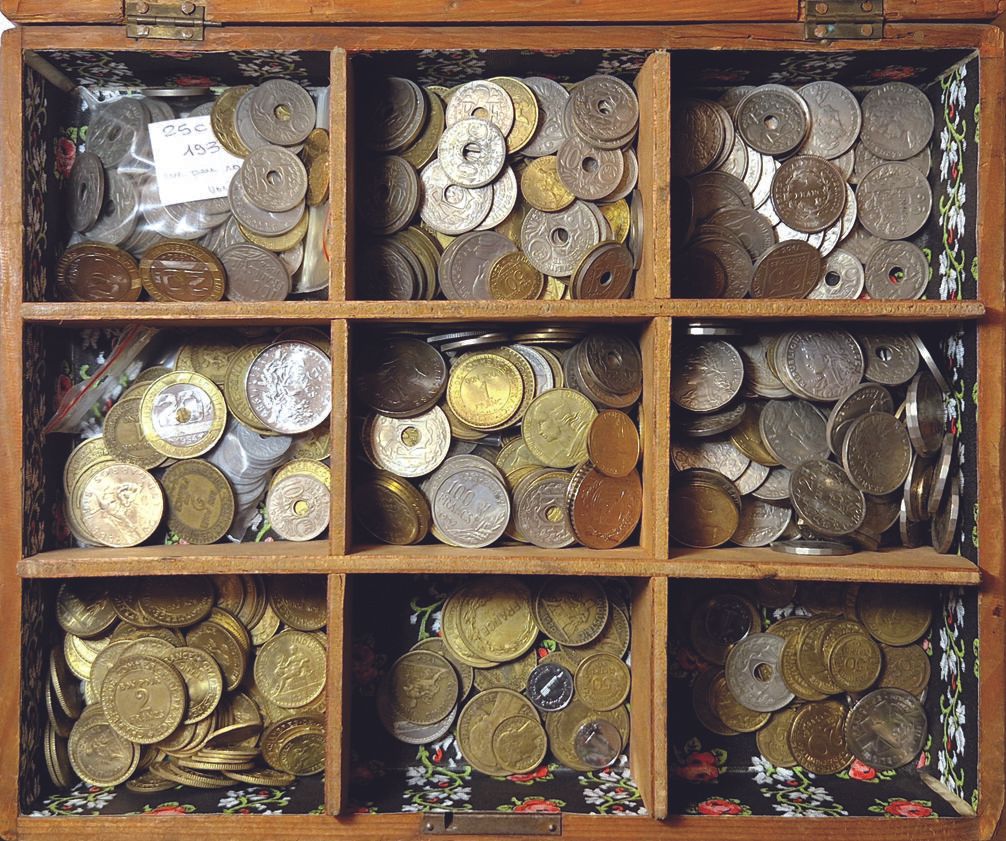 Null FRANKREICH. Schöne Holzkiste mit 1kg 100 französischen Münzen des 20. Jahrh&hellip;