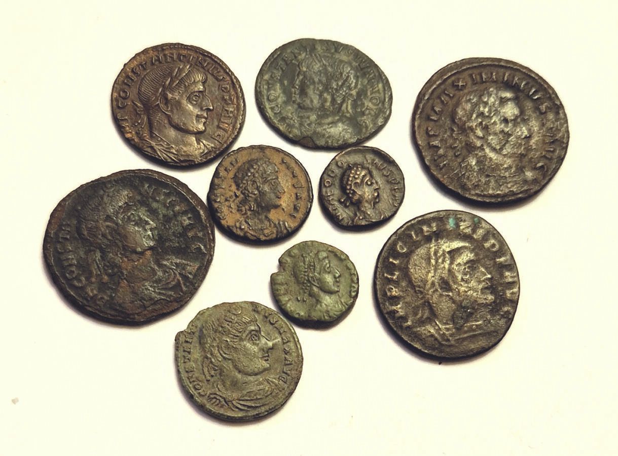 Null Lot de 9 bronzes du 4e s.: Folles, Nummii et Nummii réduits. Maximin II, Li&hellip;