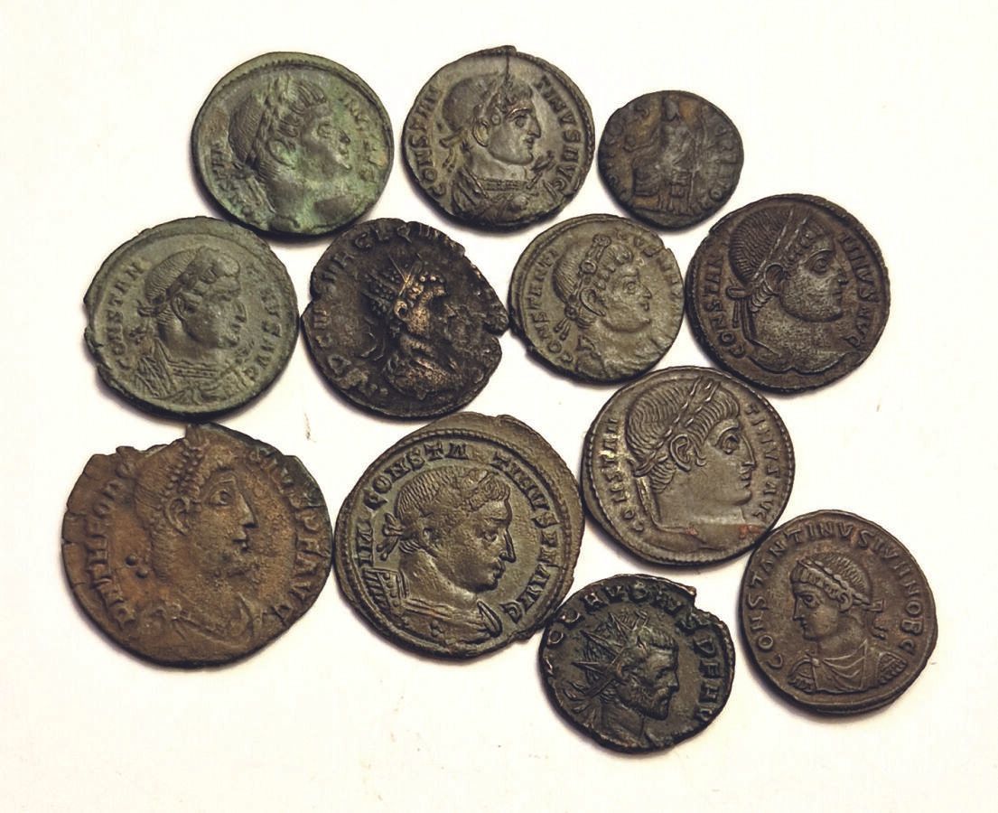Null Lot de 12 monnaies: 2 Antoniniens de Claude II et Quintille, 10 petits bron&hellip;