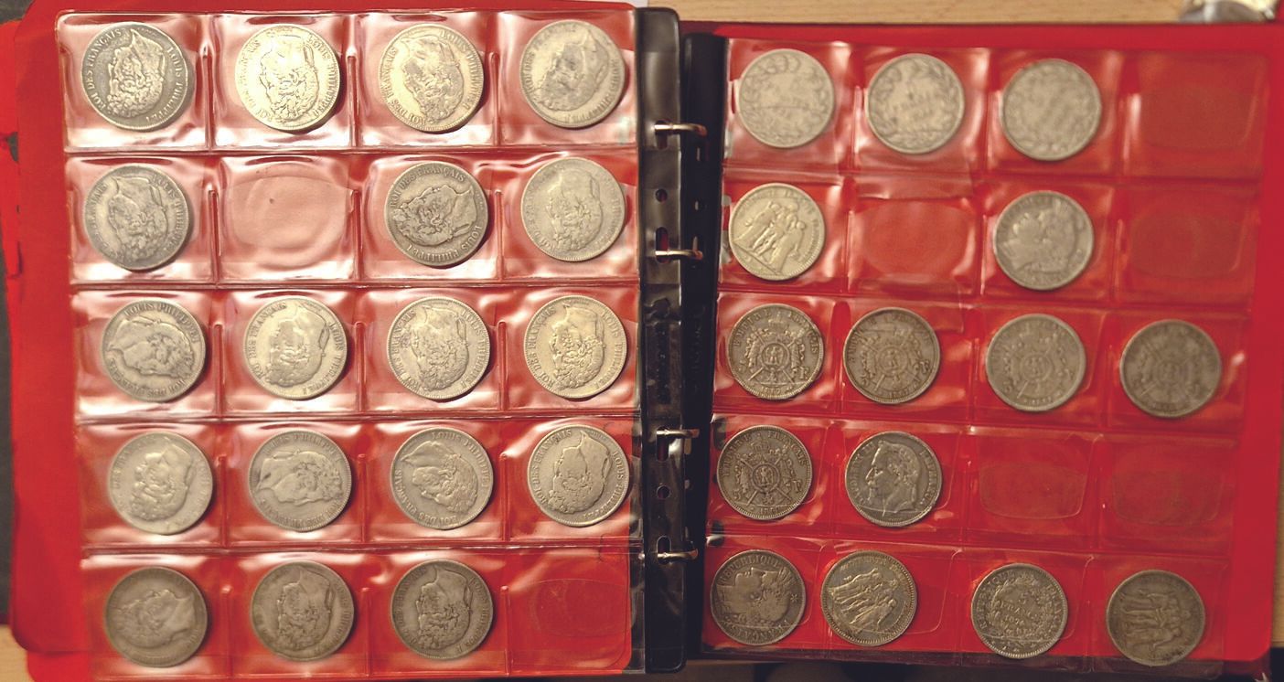 Null 法国。 Numis 文件夹中包含 384 枚大革命和 19 世纪的硬币，其中包括 120 枚银币（45 枚 5 法郎、30 个索尔、17 x 2 法郎&hellip;