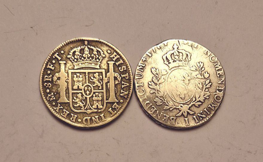 Null 世界: 2 枚银币：法国路易十六 Ecu 1784 I，墨西哥 8 Reales 1802（墨西哥）。 VG 和 B+。