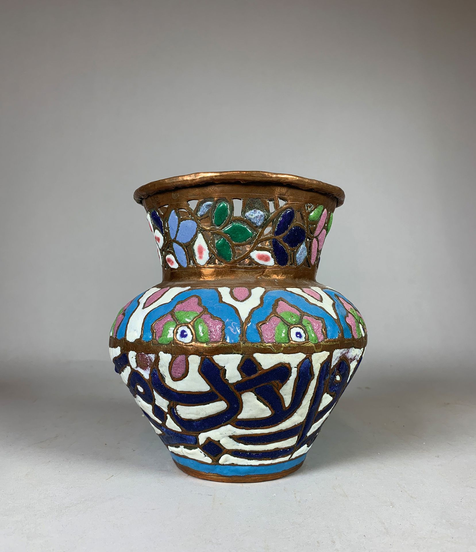 Cumplir Vadear Acercarse Vase en cuivre émaillé de calligraphie orientale, repren… | Drouot.com