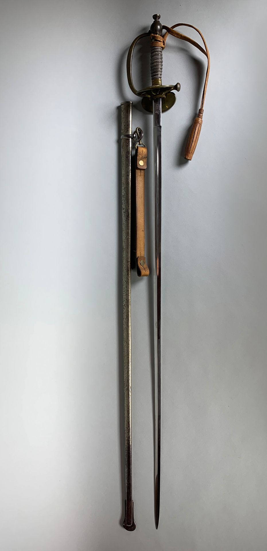 Null Epée avec fourreau. Médecin militaire. 

XIXe siècle.

L : 106,5 cm